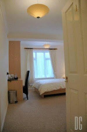 White Gates Hotel Binfield Ngoại thất bức ảnh